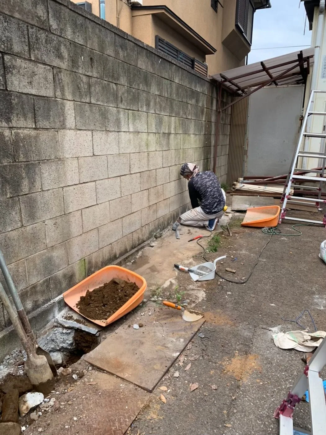 外構工事の施工中写真(掘削・整地作業)